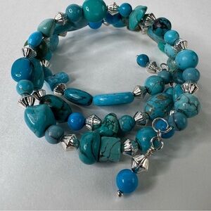 💰 𝕊 𝕠 𝕝 𝕕 💰 HAND CRAFTED Turquoise Howlite Gemstone Beaded Memory Wire Bracelet